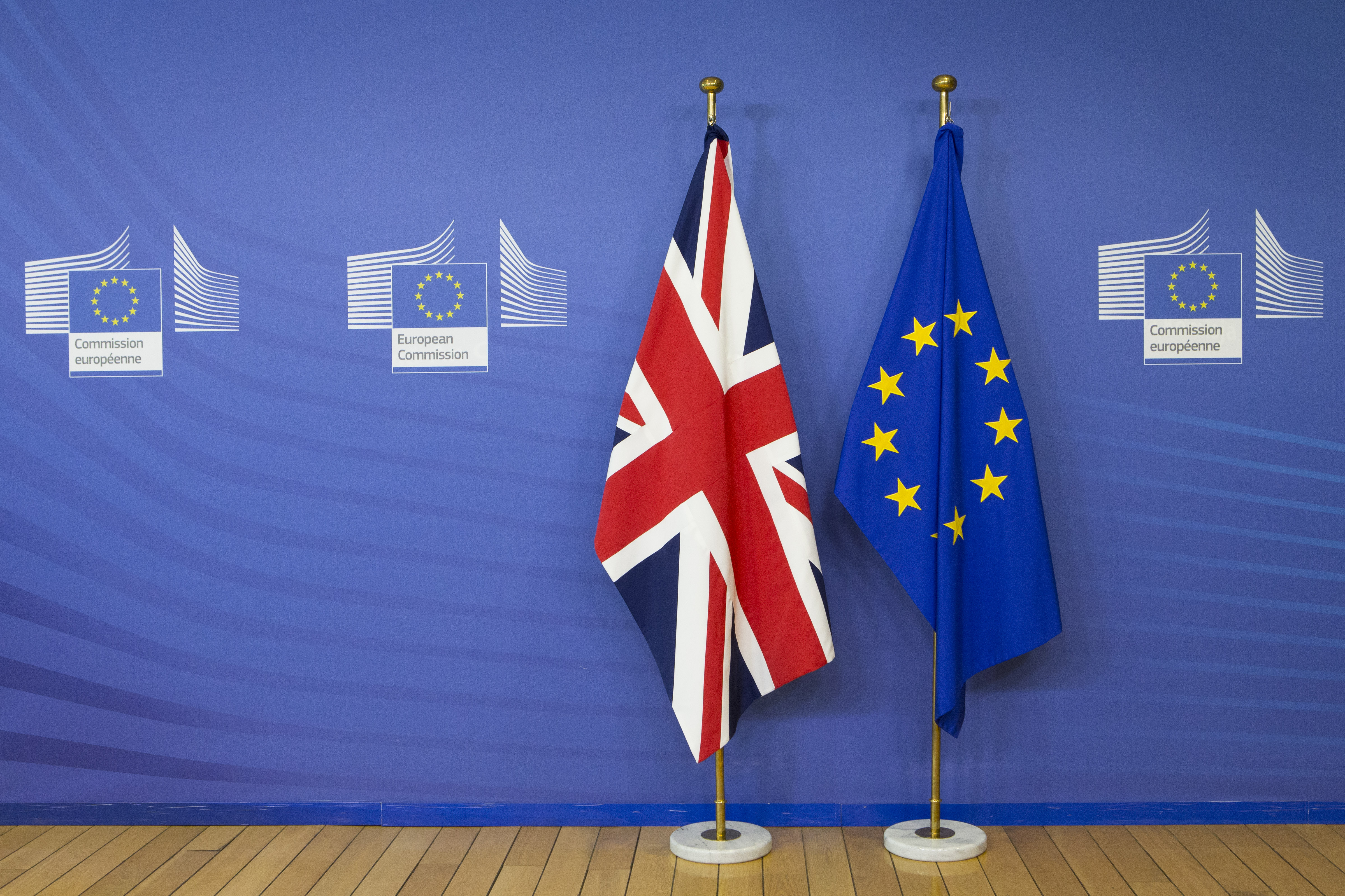 Flaga Unii Europejskiej oraz flaga Wielkiej Brytanii na granatowym tle zlogo Kosisji Europejskiej.