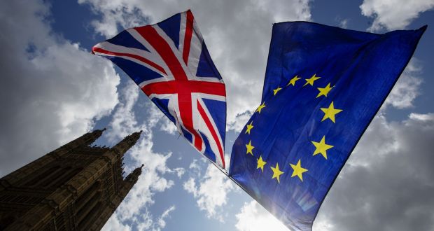 Flaga Wielkiej Brytanii i Unii Europejskiej powiewajaca na tle nieba