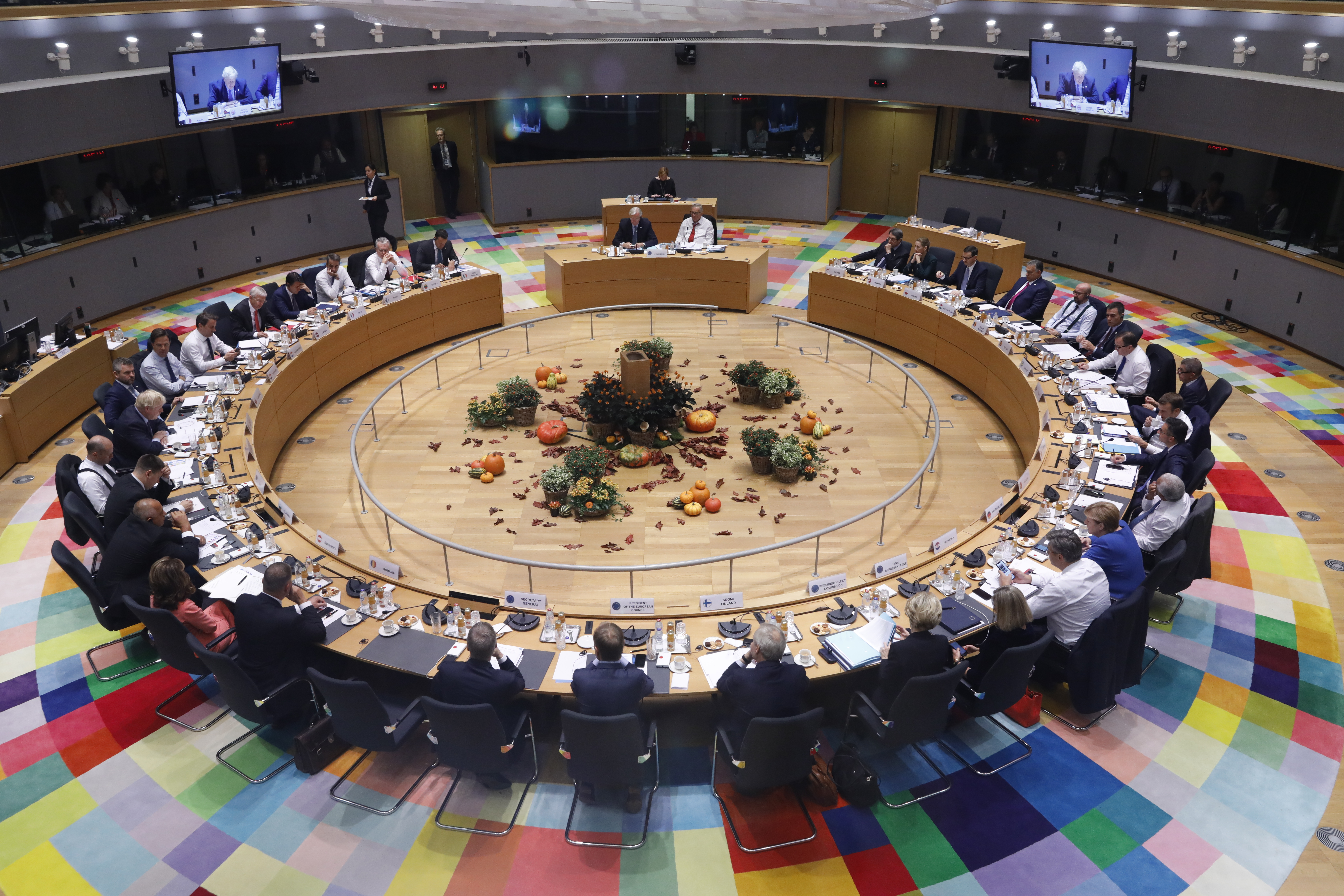 Widok sali plenarnej, w której odbywają się posiedzenia Rady Europejskij. Na zdjęciu widać okrągły stół przy których siedzą przewodniczący każdej z delagacji