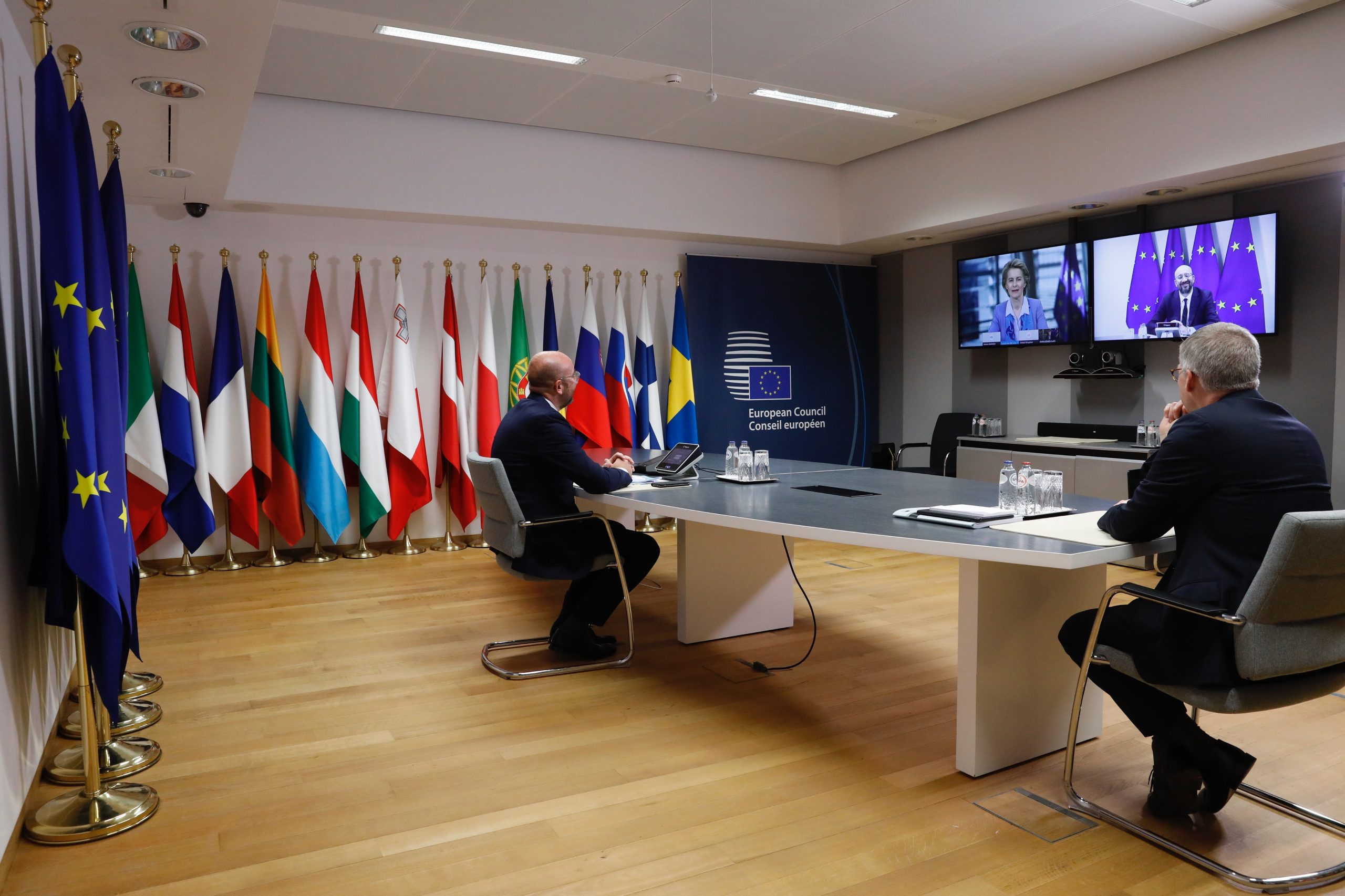 Zdjecie przedstawia Przewodniczącego Rady Europejskiej podczas wideokonferencji z premierem Wielkiej Brytanii.