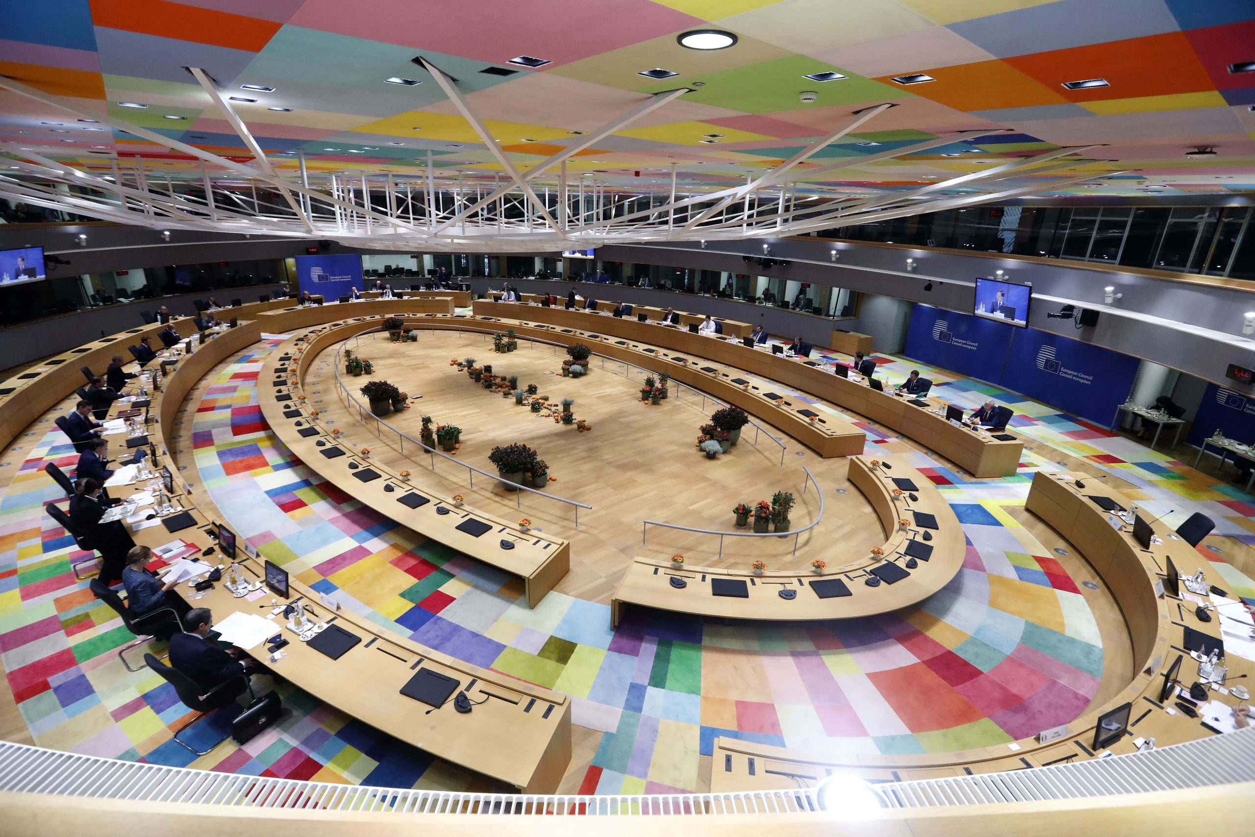 Zdjęcie przedstawia z góry widok na salę plenarną gdzie odbywają się spotkania Rady Europejskiej.