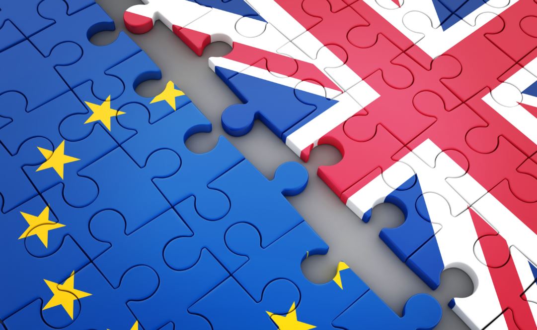flaga UE i UK u formie puzzli